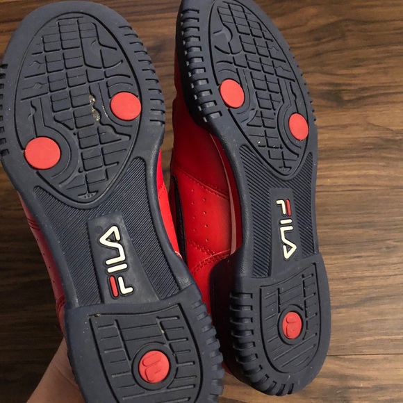 FILAS RED & NAVY BLUE TRIM SNEAKERS SIZE 4 - Picture 3 of 7
